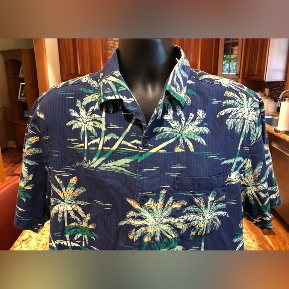 Tommy Bahama men’s short sleeve camp shirt.‎ Sharp blue tropical print. … - Picture 1 of 6